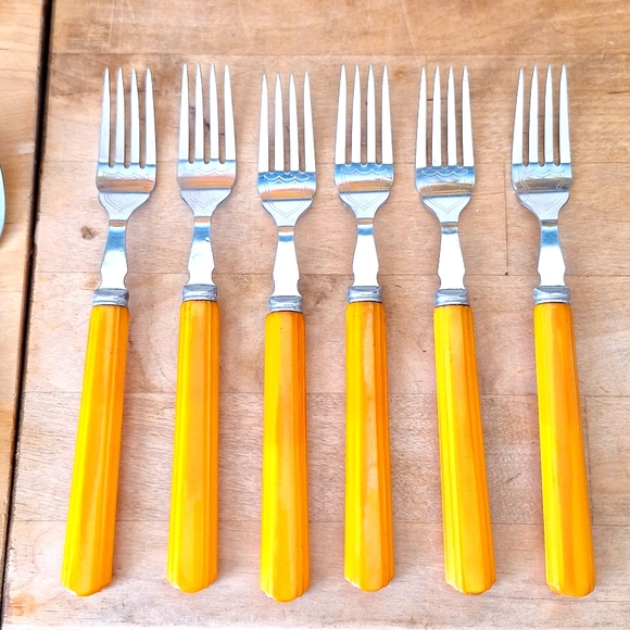 Mixed Lot of 37 Vintage Mid-Century Bakelite Utensils in Yellow-Orange. - Picture 6 of 10